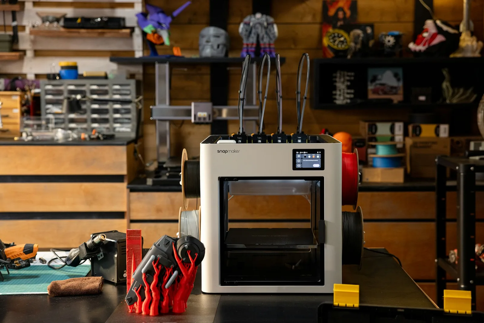 Oficina com impressora 3D e peças