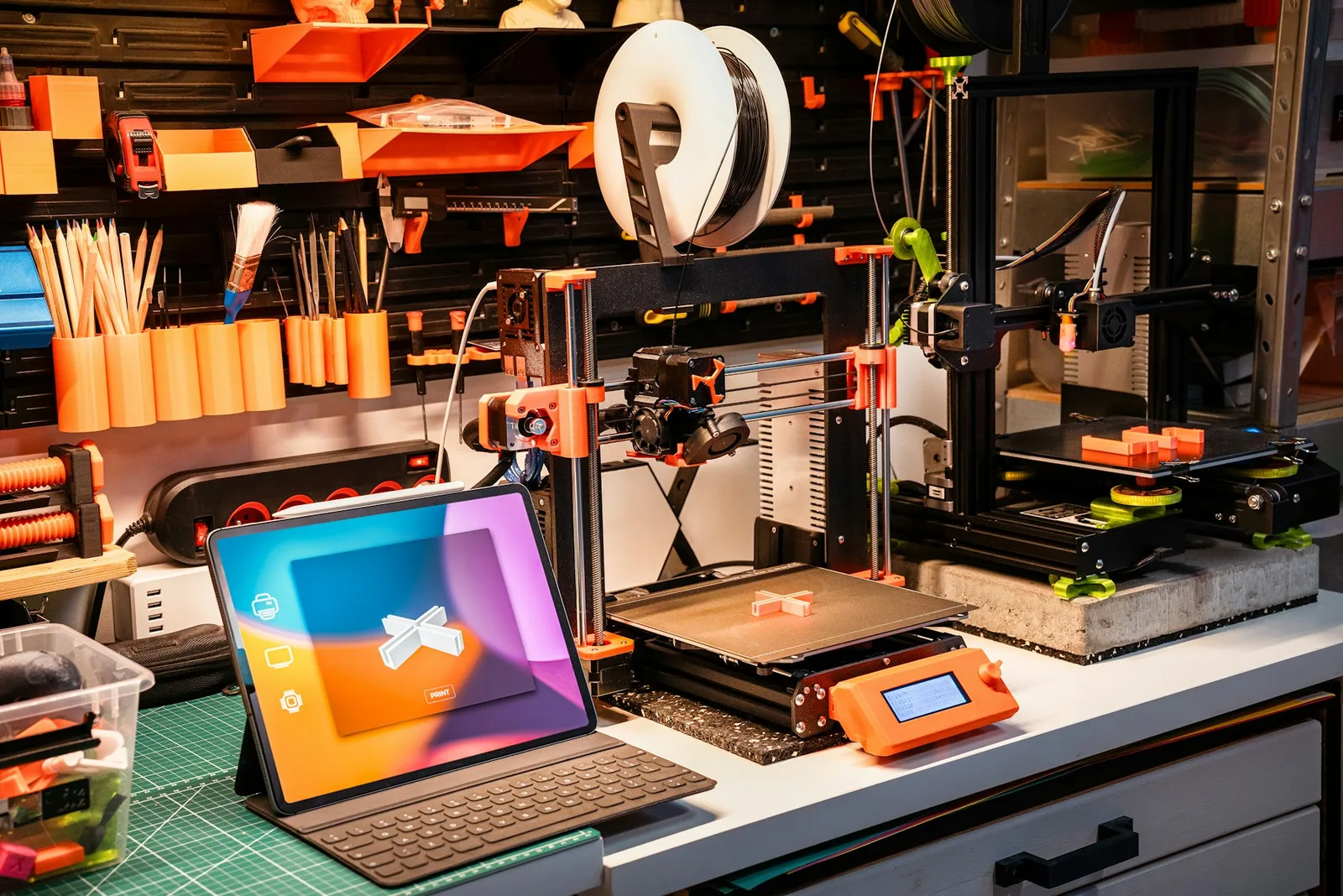 Bancada com impressoras 3D e notebook